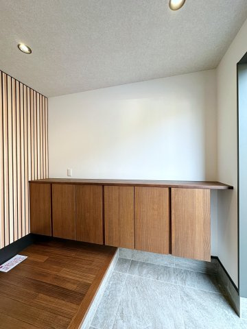 安佐北区深川7丁目 No.14の収納|シューズボックス☆
大容量のシューズボックスの為、靴もたくさん収納が可能です♪