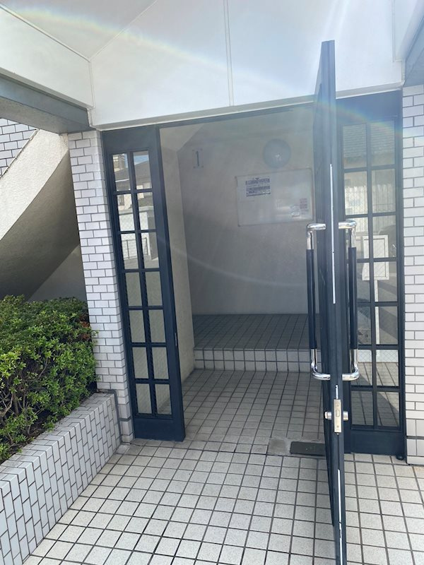 シャトレ平田のエントランス