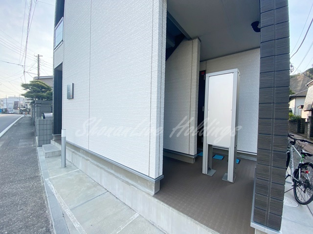 鎌倉市腰越４丁目のアパートのエントランス