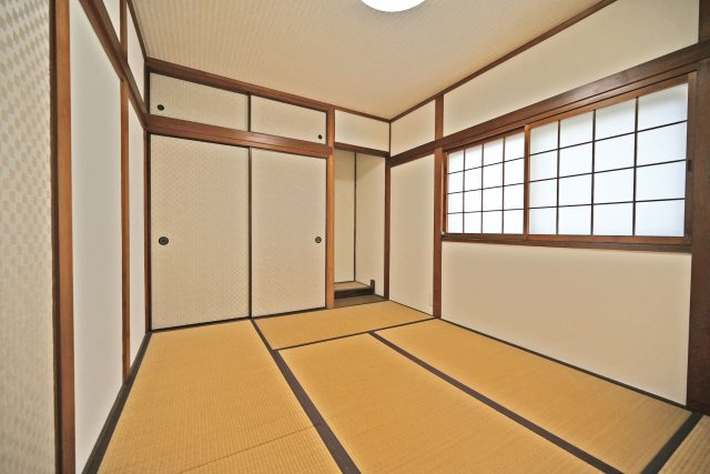 大阪市鶴見区徳庵１丁目中古戸建の和室|3階和室
奥行のある押し入れ付なので、布団も余裕で収納できます。