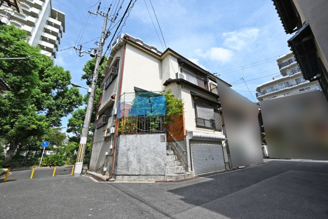 大阪市鶴見区徳庵１丁目中古戸建の外観|JR学研都市線「徳庵」駅徒歩14分、三方向角地の開放的な立地の物件です。見学をご希望の方はお気軽にお問い合わせください。