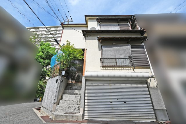 大阪市鶴見区徳庵１丁目中古戸建の外観|角地に位置しているので、陽当たり・通風共に良好な物件になっています。