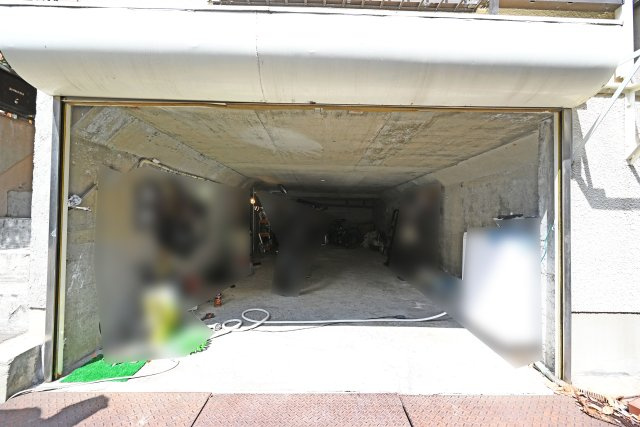 大阪市鶴見区徳庵１丁目中古戸建の駐車場|シャッター付き車庫なので大切な愛車を守ってくれます。