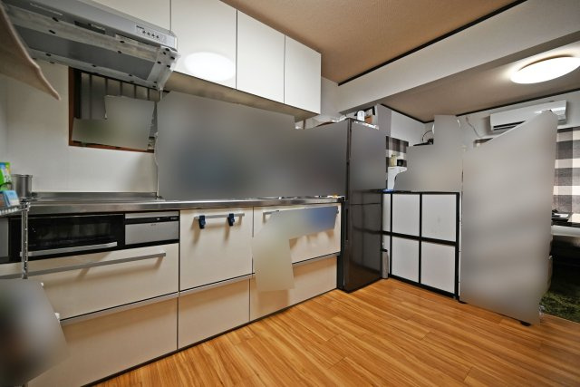 大阪市鶴見区徳庵１丁目中古戸建のキッチン|壁付けタイプのシステムキッチンは空間を広く使うことができます。
