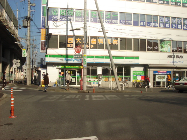 シュシュさくらのの周辺|ファミリーマート大津京駅前店まで446ｍ