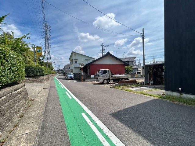ブルーミングガーデン　江南市飛高町栄　全1区画分譲の前面道路含む現地写真|「現地（2026年8月22日）撮影」　
■前面道路　
■ヤマダ不動産　株式会社リライフ