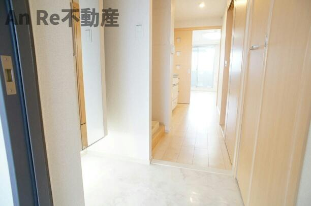 川口市東川口２丁目の賃貸マンションの玄関