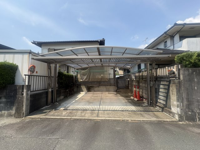 津福本町戸建の駐車場