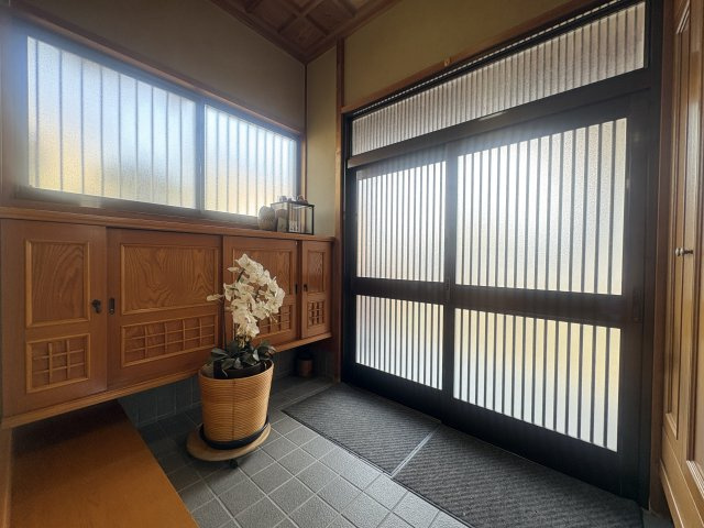 津福本町戸建の玄関