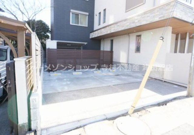 ブリジャールの駐車場