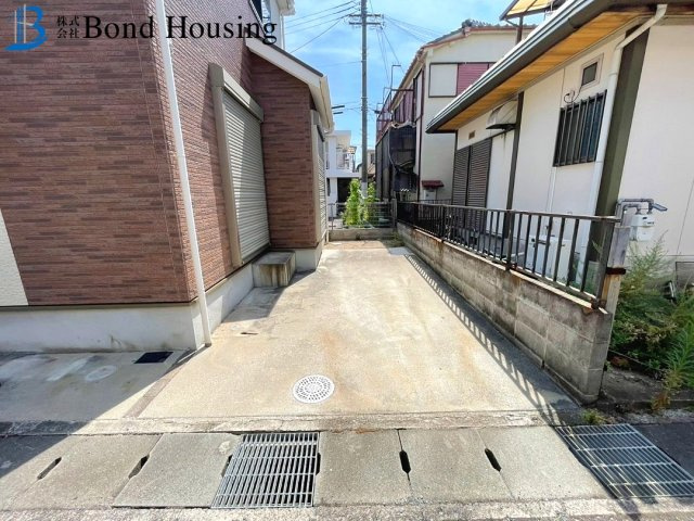 大蔵谷駅徒歩5分　朝霧町1丁目　中古戸建の前面道路含む現地写真