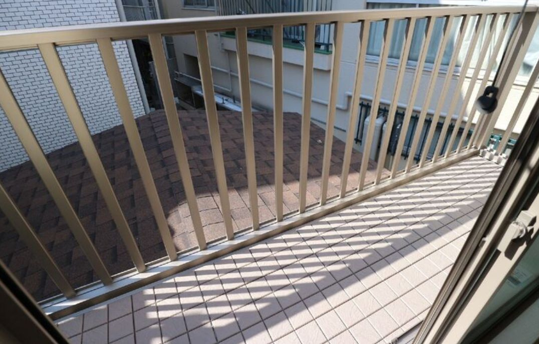 目黒区駒場1丁目戸建のバルコニー|外からの目が気にならないバルコニーで洗濯物が干せます