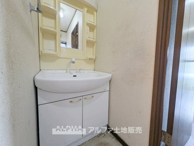 青梅市新町８丁目の中古一戸建の独立洗面台|【Wash Basin】
◆朝の身支度を快適に◆洗面化粧台を新品交換予定。洗顔や歯磨き、身だしなみなど、家族が毎日利用する洗面スペースを気持ちよく使えます。※リフォーム実施予定
