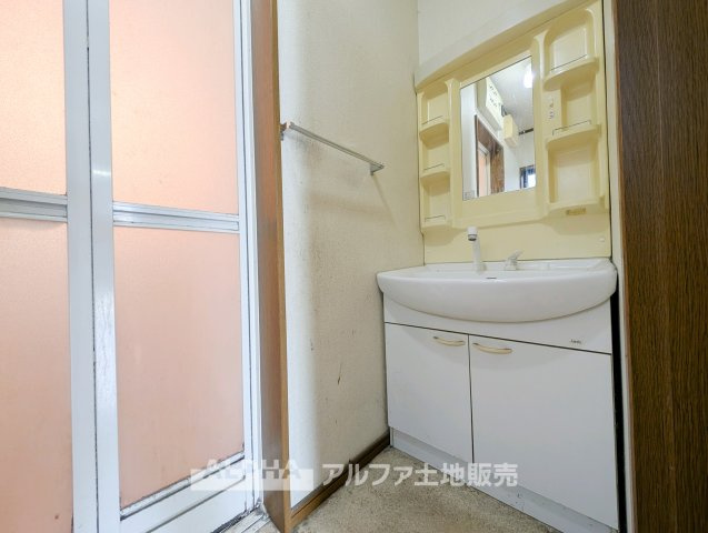 青梅市新町８丁目の中古一戸建の独立洗面台|【Shampoo Dresser】
◆身支度から家事まで活躍◆洗髪洗面化粧台を備え、朝の身支度はもちろん洗髪やちょっとした手洗いにも便利。毎日の生活を支える使いやすい設備です。※リフォーム実施予定
