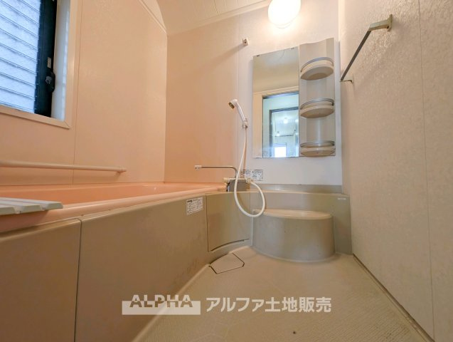 青梅市新町８丁目の中古一戸建の浴室|【Bathroom】
◆一日の疲れを癒す浴室◆お風呂を新品交換予定。追焚機能に加えて浴室暖房・乾燥機も備え、入浴から洗濯物の乾燥まで幅広く活用できます。