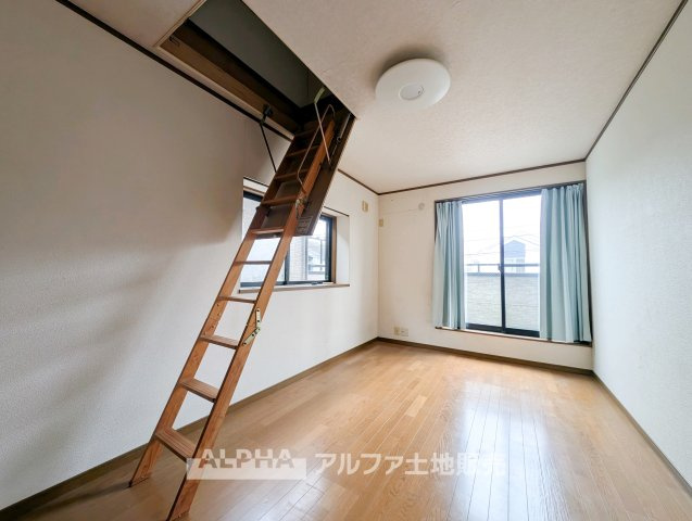 青梅市新町８丁目の中古一戸建の洋室|【Private Room】
◆全室2面採光の洋室◆寝室や子ども部屋、仕事・趣味のスペースなど家族構成に合わせて使い分け可能。各居室に収納を備え、室内を整理しやすい間取りです。※リフォーム実施予定
