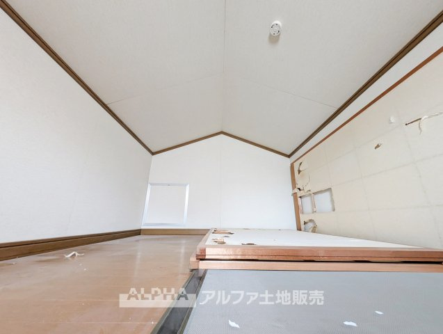 青梅市新町８丁目の中古一戸建の収納|【Attic Storage】
◆屋根裏収納◆季節用品や使用頻度の低い荷物などをまとめて収納できる便利なスペース。居住空間に物を置きすぎず、室内をすっきり保つのに役立ちます。
