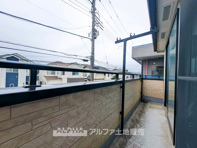 青梅市新町８丁目の中古一戸建のバルコニー|【Balcony】
◆南向きのバルコニー◆2階洋室から出入りでき、洗濯物や布団を干すスペースとして日々活躍。南からの陽射しを取り込みやすい住まいです。※リフォーム実施予定
