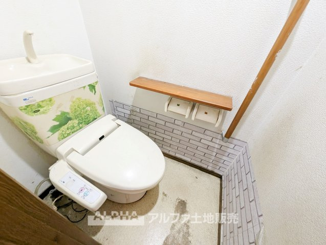 青梅市新町８丁目の中古一戸建のトイレ|【Toilet】
◆各階にトイレを配置◆トイレは新品交換予定。1階・2階の2か所に設置されているため、家族が多いご家庭や忙しい朝の時間帯にも便利です。※リフォーム実施予定
