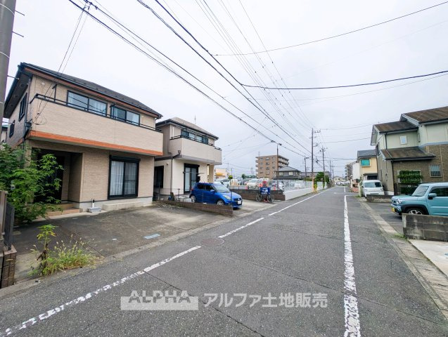 青梅市新町８丁目の中古一戸建の外観|【Exterior】
◆南側約6.0m公道に接道◆道路幅が確保された整形地に建つ4LDK住宅。南向きで陽当たりにも恵まれ、並列2台分の駐車スペースを備えています。