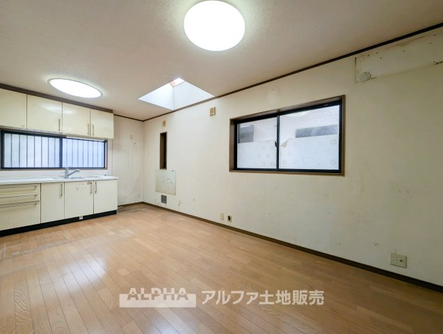 青梅市新町８丁目の中古一戸建の居間・リビング|【Relaxing Living】
◆くつろぎのLDK◆ソファやダイニング家具を配置して、家族それぞれが思い思いに過ごせます。※リフォーム実施予定