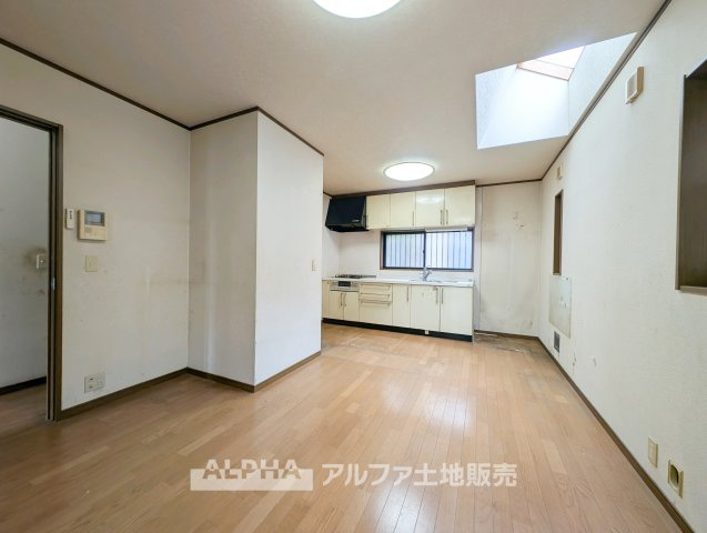 青梅市新町８丁目の中古一戸建の居間・リビング|【Family Living】
◆家族との時間を身近に◆キッチンからリビングを見渡しやすい間取り。料理や片付けをしながら家族との会話も楽しめ、自然と交流が生まれる空間です。※リフォーム実施予定