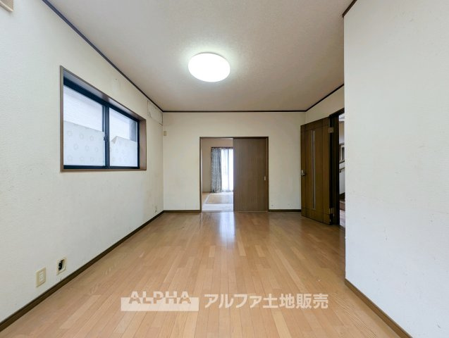 青梅市新町８丁目の中古一戸建の居間・リビング|【Living Space】
◆暮らしに合わせて使える◆約12.5帖のLDKはダイニングとリビングスペースを設けやすく、食事とくつろぎの時間を一つの空間で楽しめます。※リフォーム実施予定
