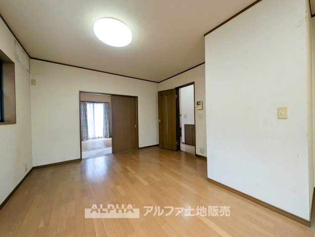 青梅市新町８丁目の中古一戸建の居間・リビング|【Comfort Living】
◆和室が隣接するLDK◆約12.5帖のLDKと約6帖の和室が隣り合う間取り。家族団らんからお子様の遊び場まで、生活シーンに合わせて活用できます。
