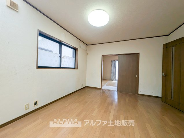 青梅市新町８丁目の中古一戸建の居間・リビング|【Bright Living】
◆家族が集まるLDK◆約12.5帖のリビングは、食事や家族団らんの時間を過ごす暮らしの中心。隣接する和室と合わせて、多彩な使い方ができます。※リフォーム実施予定