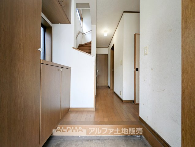 青梅市新町８丁目の中古一戸建の玄関|【Entrance】
◆すっきり整う玄関◆玄関には収納を備え、家族の靴や外出用品を整理しやすい設計。住まいの入口をすっきりと保ち、毎日の出入りも気持ちよく行えます。※リフォーム実施予定