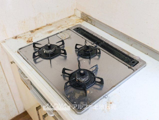 青梅市新町８丁目の中古一戸建のキッチン|【Gas Stove】
◆料理の幅が広がる◆コンロを新品交換予定。炒め物や煮込み料理など毎日のメニューに活躍し、グリルも備えた使い勝手の良いキッチン設備です。