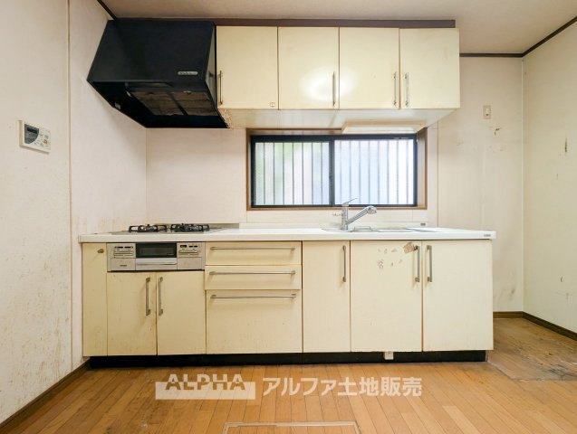 青梅市新町８丁目の中古一戸建のキッチン|【System Kitchen】
◆新しいキッチンで料理を快適に◆システムキッチンを新品交換予定。食器洗浄乾燥機も備え、調理から後片付けまで毎日の家事を効率よく進められます。※リフォーム実施予定
