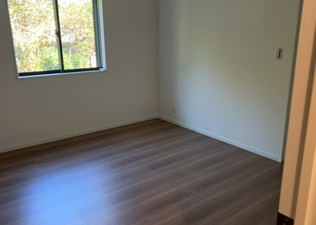 【寝室】 | 7.0帖の洋室は主寝室として最適なゆとりある広さです。南からの自然光が入る明るい室内環境で、大きなベッドを置いても圧迫感がありません。ウォークインクロゼット付きで衣類の収納も快適です。