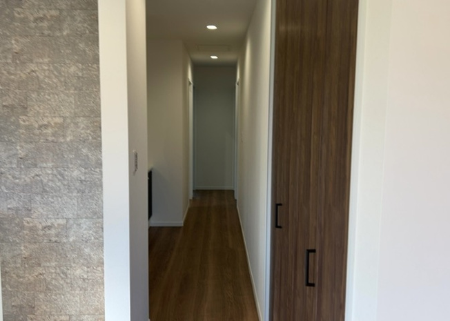 【内装】 | 建物面積87.77㎡の1階建て平屋住宅で、上下階の移動がない快適な生活動線を実現しています。全居室フローリング仕上げとなっており、車椅子や小さなお子様がいるご家庭でも安心して過ごせます。