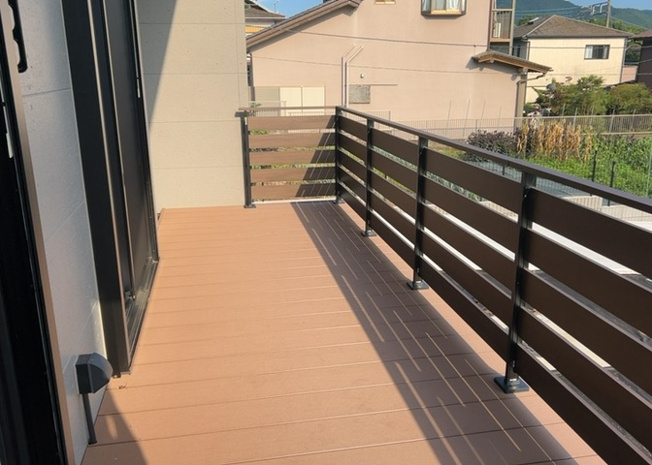 【バルコニー】 | 陽当たり良好な南向きの明るい屋外スペースです。風通しも優れており洗濯物や布団を干す際にも快適に利用できます。敷地内の緑豊かな周辺景観を眺めながらゆったりとした時間を過ごすことができます。