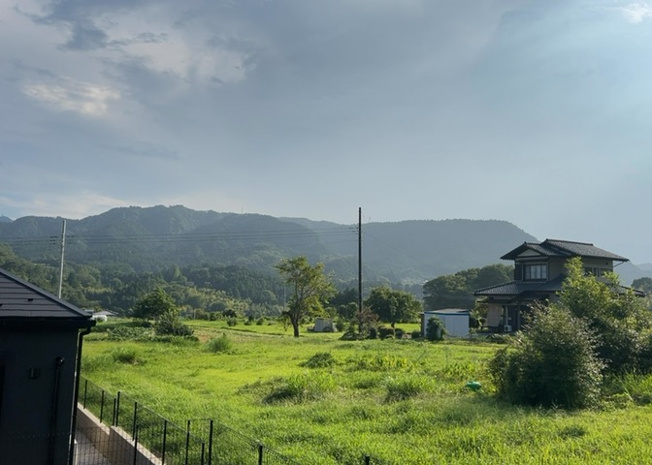 【展望】 | 相模原市緑区長竹の豊かな自然を感じられる落ち着いた周辺眺望です。前面に背の高い建物がなく日当たりや通風が確保された快適なロケーションで、四季折々の落ち着いた景観を楽しむことができます。