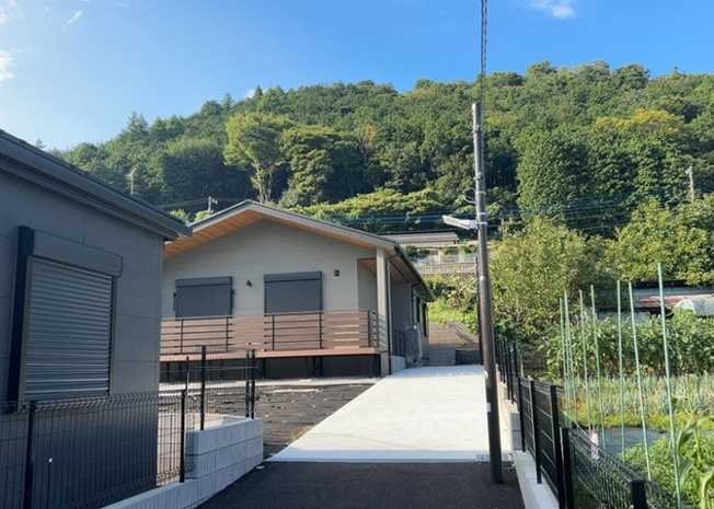 【外観】 | 2026年4月完成済みの木造1階建て新築住宅です。土地面積482.55㎡（145.97坪）の広大な敷地に建つ平屋風の住まいで、南向きの陽当り良好なロケーションが暮らしに彩りを与えてくれます。