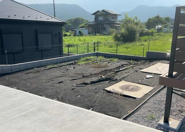 【庭】 | 土地約145坪の広大な敷地を活かした南庭スペースです。ガーデニングや家庭菜園、お子様やペットの遊び場としても活用いただけます。隣地との距離もあり日当たりと風通しが良好で心地よい環境です。