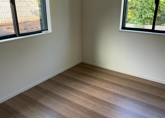 【子供部屋】 | 4.7帖の洋室は子供部屋や書斎として使いやすいサイズ感のお部屋です。全居室収納付きで勉強道具や衣類を自分で片付ける習慣が身につきます。陽当り良好で明るい学習環境を確保できて安心です。