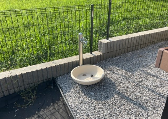 【設備】 | 不在時でも荷物を受け取ることができる便利な宅配ボックスを標準装備しています。配達時間を気にすることなく外出でき、仕事や買い物で忙しいご家庭のストレスを大幅に軽減してくれる優れものです。