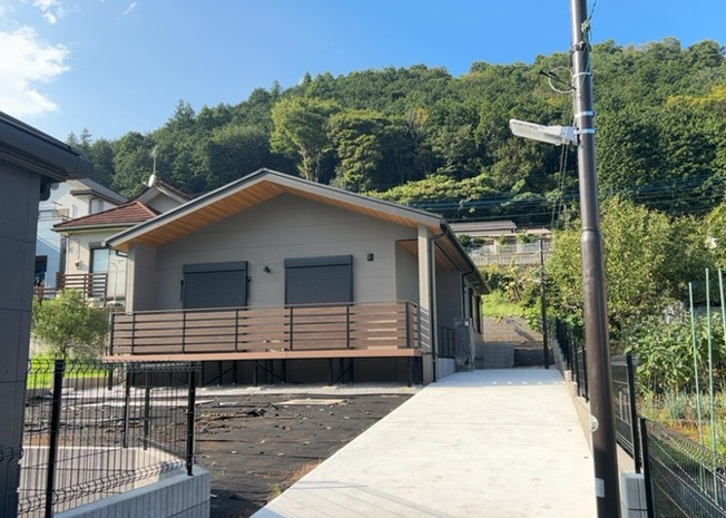 【外観】 | 相模原市緑区長竹に位置する敷地面積482.55㎡の角地風物件です。日当たりが良く閑静な住宅街で静かな暮らしが叶います。築年月2026年4月の新築住宅で即引渡し可能な状態となっております。