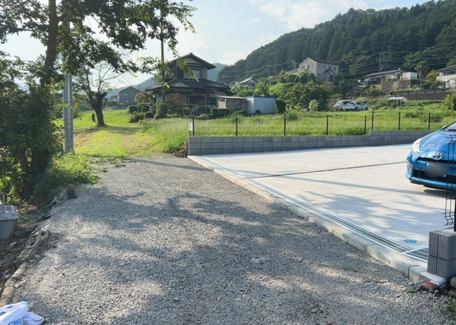 【前面道路含む現地写真】 | 南側に接する前面道路は幅員2.9mあり周辺の交通量が少なめな静かな環境です。車の入庫や歩行も落ち着いて行えるため、小さなお子様がいるご家庭でも事故のリスクが少なく安心して生活していただけます。