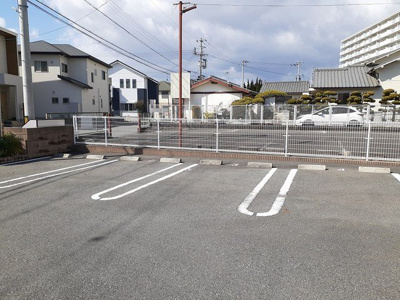 【駐車場】 | メゾン　ロングフィールド | 車をお持ちの方に嬉しい駐車場付きの物件です