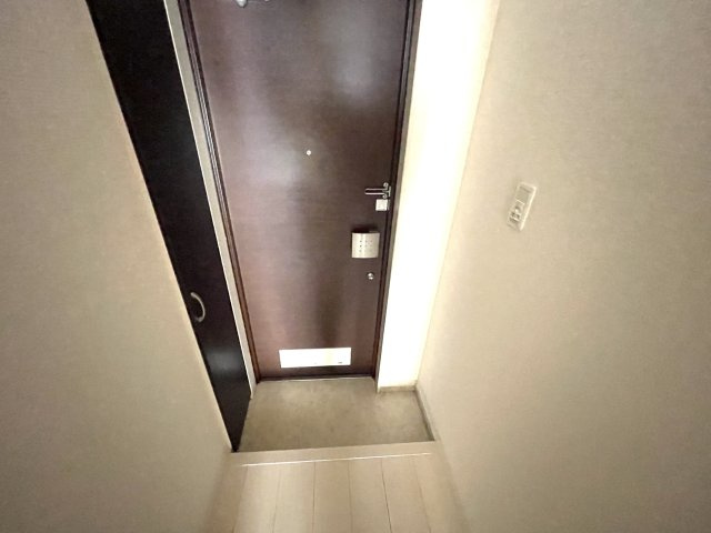 久喜市本町２丁目のアパートの玄関