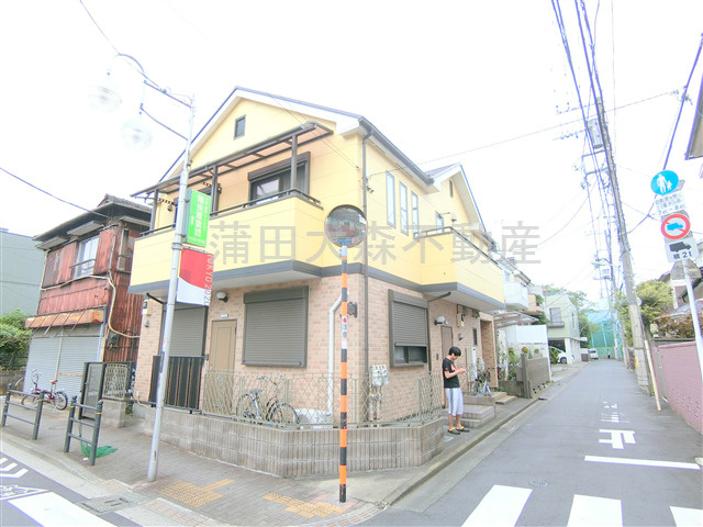 ハピネス蒲田の外観|2004年12月築　木造地上2階建て　東京都大田区蒲田1丁目　
JR京浜東北線蒲田駅近最寄り徒歩5分、京急本線京急蒲田駅徒歩8分