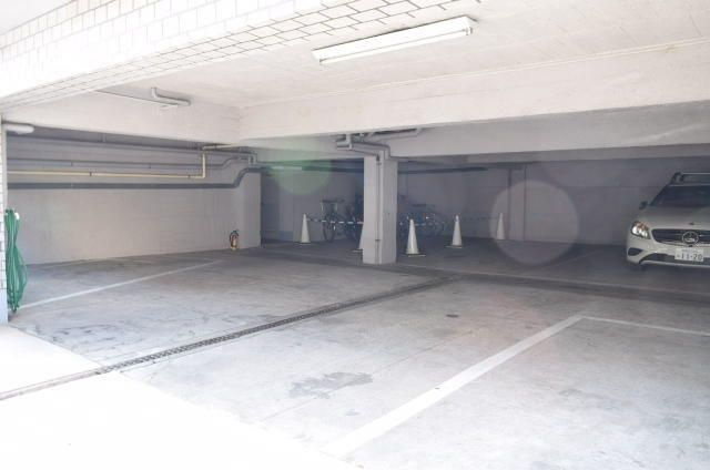 アパートメントカヤ田園調布の駐車場