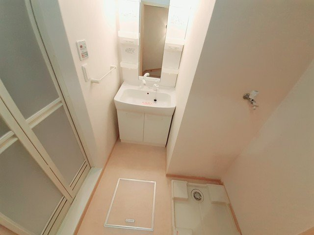 アイリー　ブルーの洗面所|明るい洗面所です