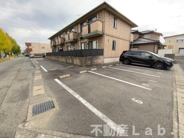 セジュール八幡の駐車場