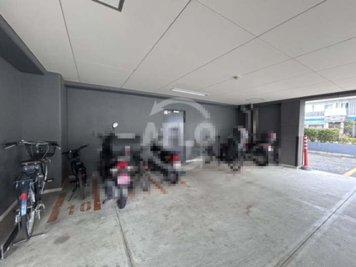 ハルフィー江坂の内装|バイク置き場