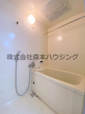 【浴室】 | 　プランドールマツカワ | ※同タイプ別室の写真となります。
　設備内容や色調など相違がある場合は実際のお部屋の現状優先となります。